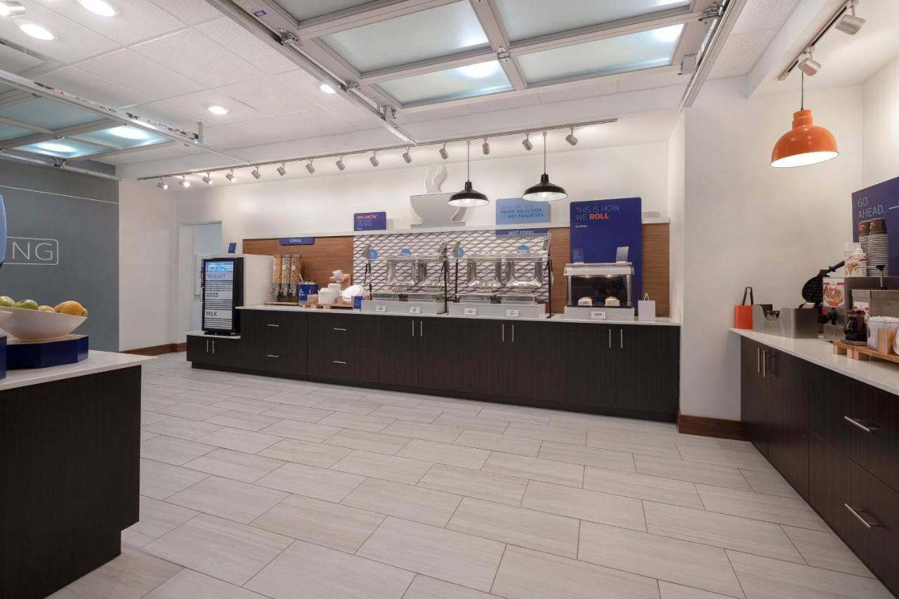 Holiday Inn Express & Suites - Brighton By Ihg Exterior foto